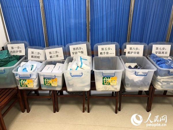 在武汉协和医院西院区，医护人员需要经过11个步骤方能进入隔离病房。（人民网记者 崔东 摄）